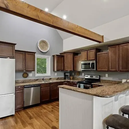 5 Bedroom, Lakeside Family Getaway With Playground